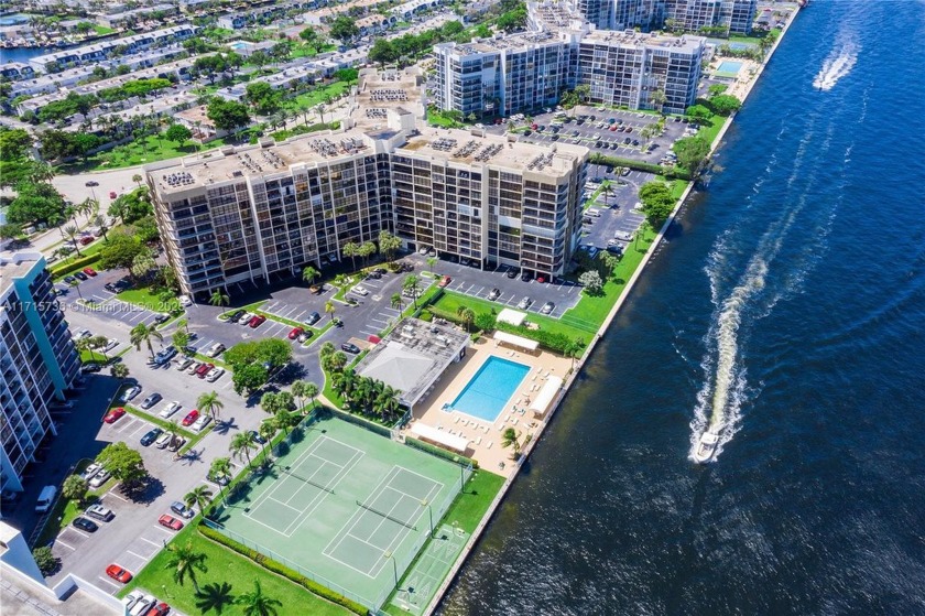 Beautifully updated condo offers a seamless living/dining - Beach Condo for sale in Hallandale Beach, Florida on Beachhouse.com