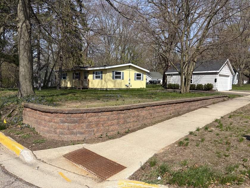 Priced for immediate sale at over $76,500+ below city's - Beach Home for sale in South Haven, Michigan on Beachhouse.com