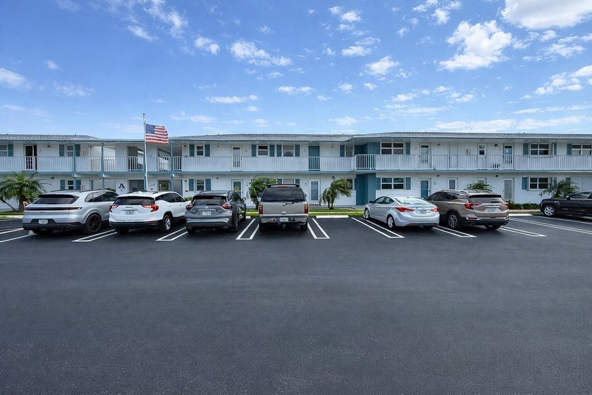 Absolutely beautifully remodeled condo offering fantastic lake - Beach Condo for sale in Boynton Beach, Florida on Beachhouse.com