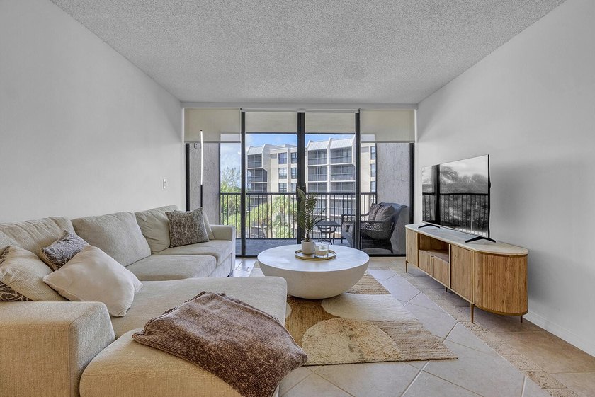 BEST VALUE, PRICED TO SELL! Beautiful 2BR/2BA waterfront condo - Beach Condo for sale in Boca Raton, Florida on Beachhouse.com