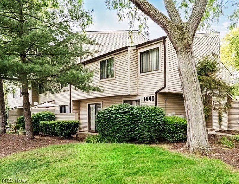 This beautiful condo features 3 bedrooms and 1.5 baths, with a - Beach Condo for sale in Westlake, Ohio on Beachhouse.com