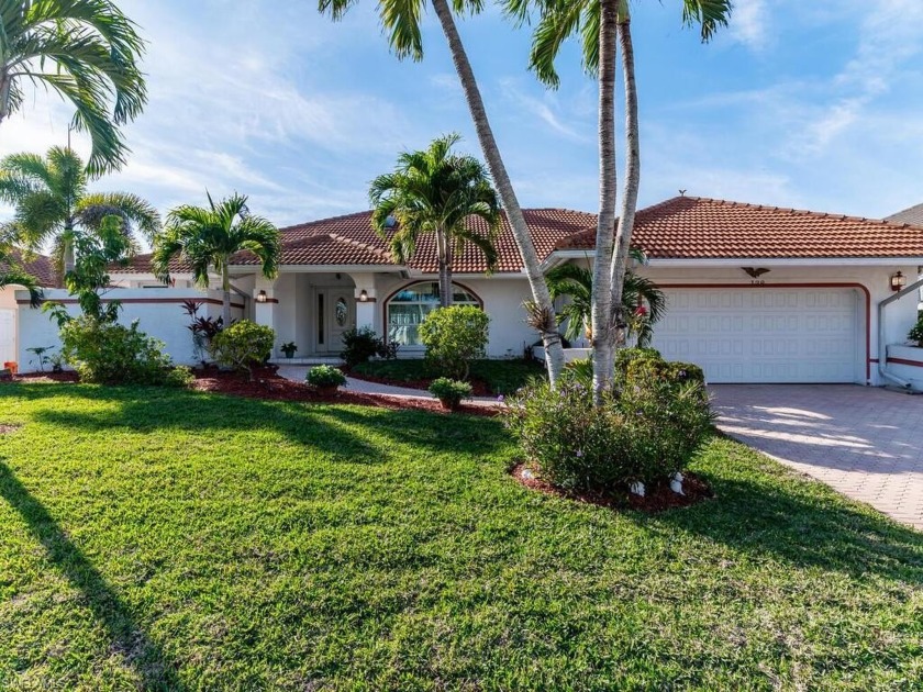 Experience breathtaking sunsets and stunning water views every - Beach Home for sale in Marco Island, Florida on Beachhouse.com