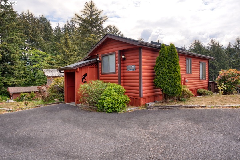REMODELED with Class and Style, fully and tastefully furnished - Beach Home for sale in Brookings, Oregon on Beachhouse.com