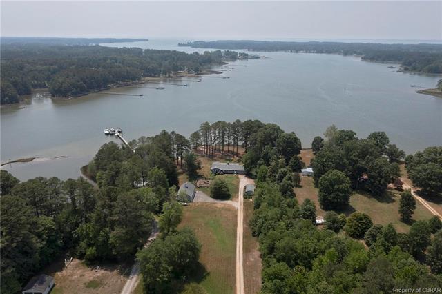 East River sandy bottom Waterfront with 4-6 ft of water at the - Beach Home for sale in Mathews, Virginia on Beachhouse.com