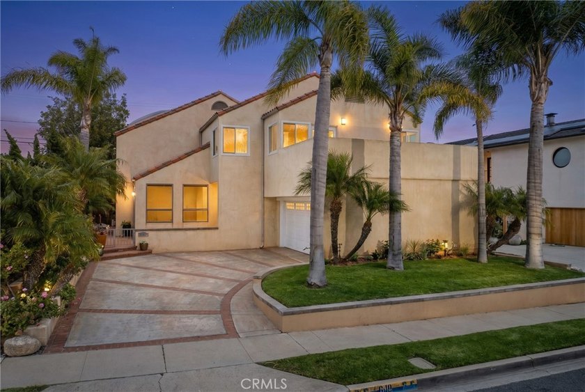 Nestled in the coveted Hill neighborhood of Seal Beach, this - Beach Home for sale in Seal Beach, California on Beachhouse.com
