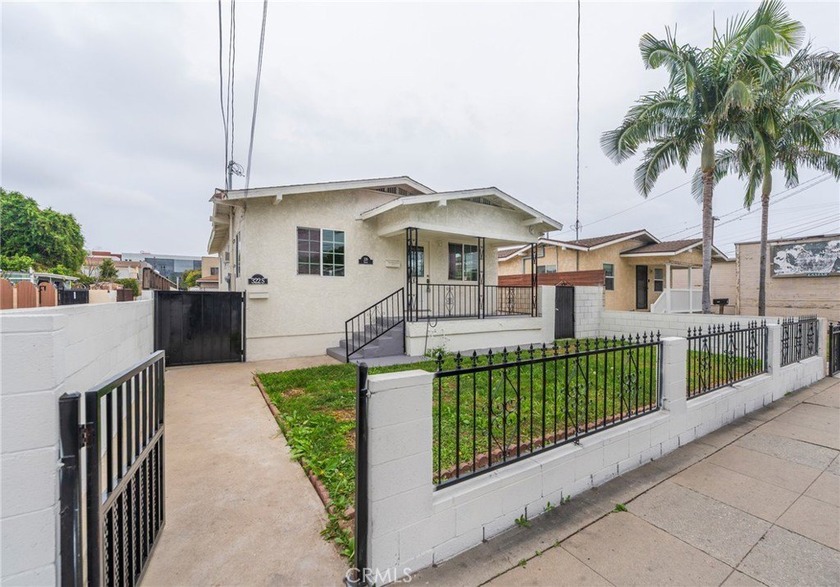 Welcome to 322 S Grand Avenue, a charming detached duplex - Beach Townhome/Townhouse for sale in San Pedro, California on Beachhouse.com