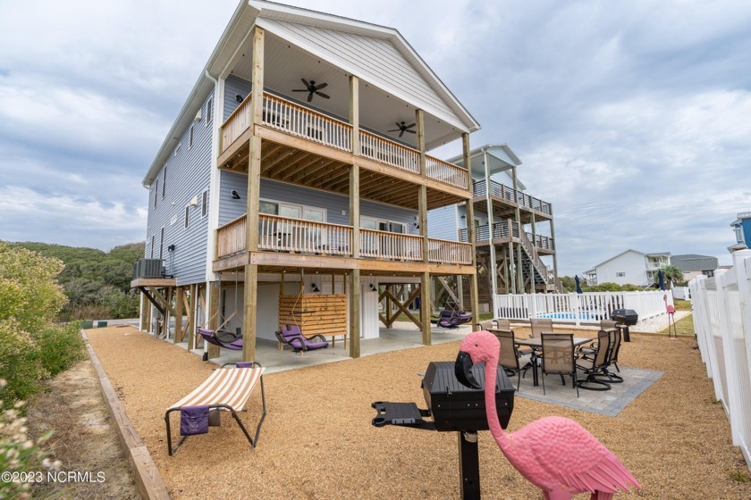'Neer the Sea is a stunning property on Oak Island that offers - Beach Home for sale in Oak Island, North Carolina on Beachhouse.com