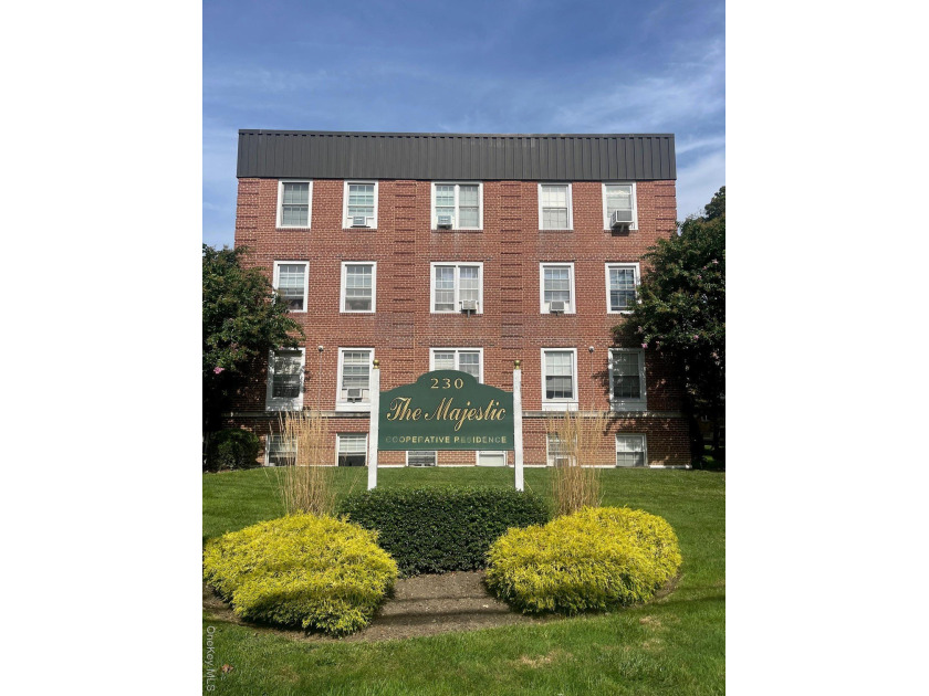 Welcome to this spacious, extra large 1 Bedroom/JR4 Apartment in - Beach Home for sale in Lawrence, New York on Beachhouse.com