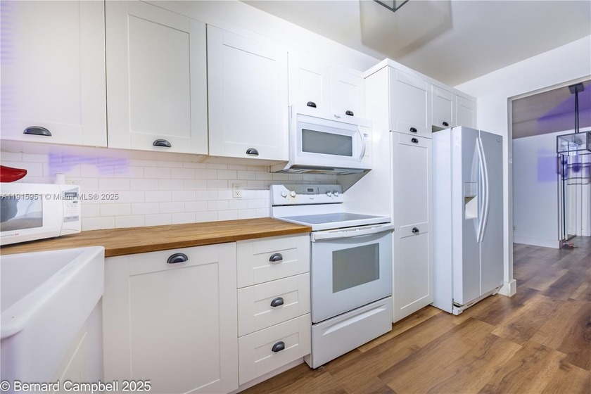 This well-maintained 1bed/1 bath home offers a warm and inviting - Beach Condo for sale in Hallandale Beach, Florida on Beachhouse.com