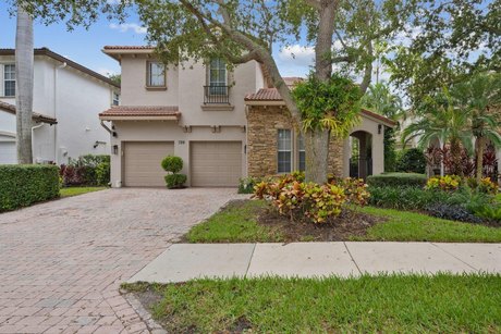 GORGEOUS, RENOVATED  4 bedroom 3.5 bath 2 - story home in - Beach Home for sale in Palm Beach Gardens, Florida on Beachhouse.com