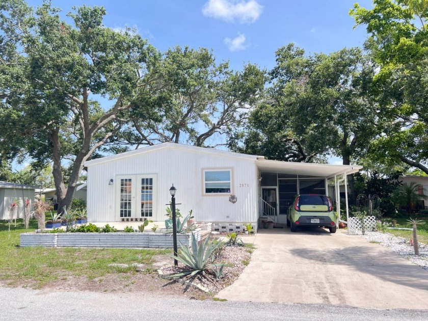 This home has Storm Damage and MUST be repaired per ELS - Beach Home for sale in Sarasota, Florida on Beachhouse.com