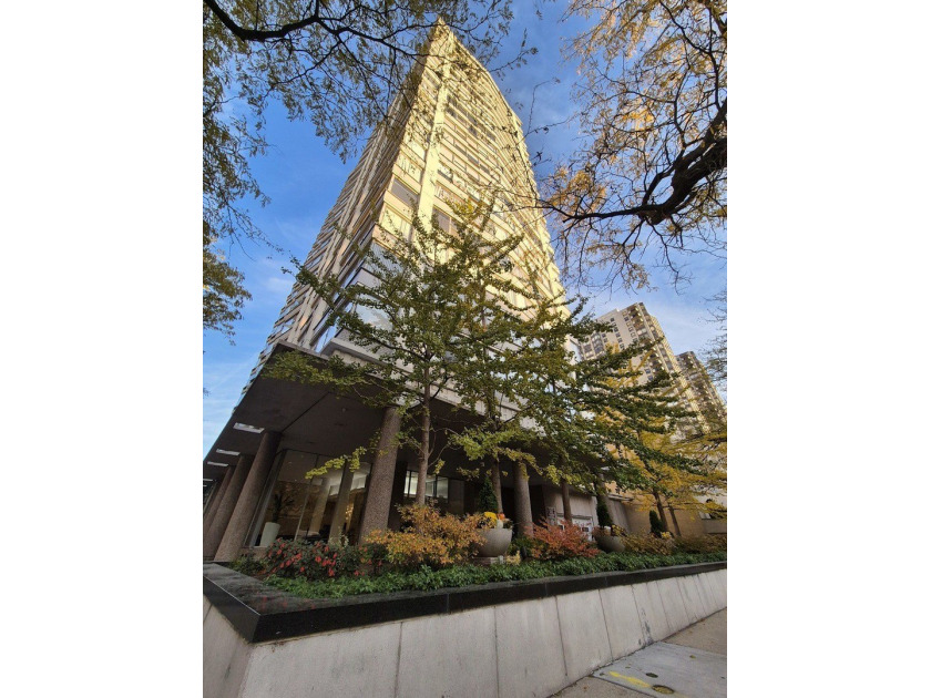 Lakefront Living in Edgewater - Updated & Charming!    Welcome - Beach Home for sale in Chicago, Illinois on Beachhouse.com