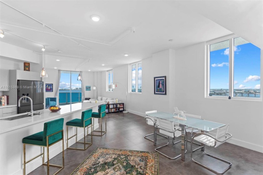 Stunning and spacious 2/2 open floor plan with panoramic bay - Beach Condo for sale in Miami, Florida on Beachhouse.com