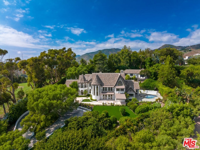 Welcome to your private paradise, where a long driveway leads - Beach Home for sale in Malibu, California on Beachhouse.com