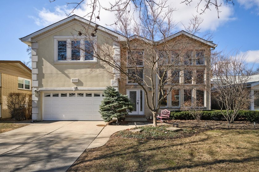 Perfectly positioned in Skokie's highly sought-after Devonshire - Beach Home for sale in Skokie, Illinois on Beachhouse.com