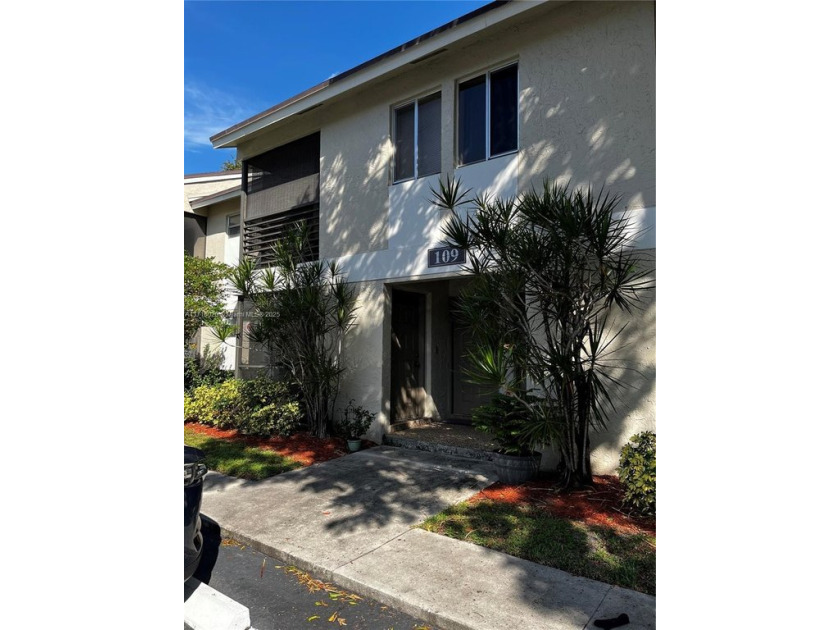 Experience resort-style living in this vibrant community! Enjoy - Beach Condo for sale in Pompano Beach, Florida on Beachhouse.com