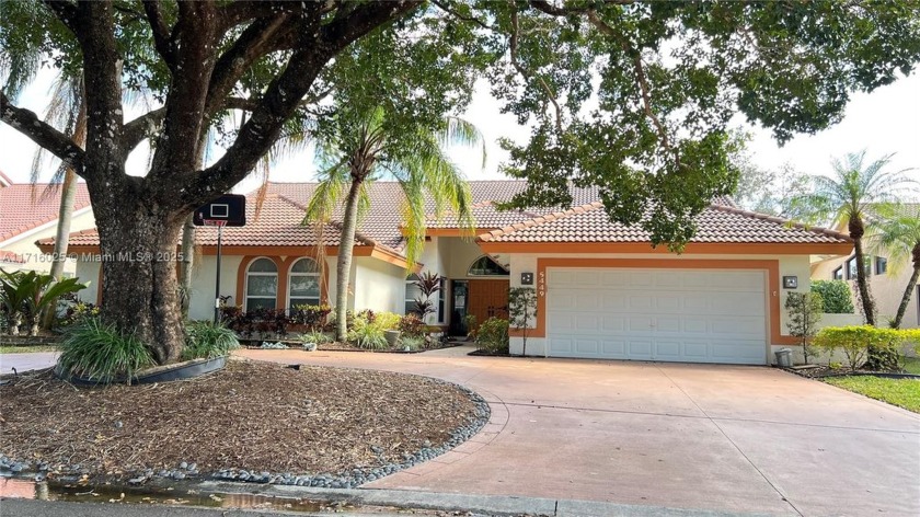 Welcome to this charming, well lit open floor plan - Beach Home for sale in Coral Springs, Florida on Beachhouse.com