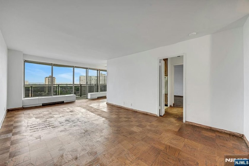 Rare opportunity to renovate and customize this high-floor - Beach Home for sale in Fort Lee, New Jersey on Beachhouse.com