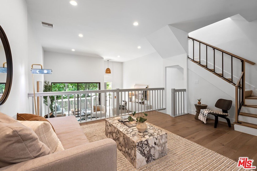 Beautifully renovated corner unit townhome offering 2-bedrooms - Beach Townhome/Townhouse for sale in Marina Del Rey, California on Beachhouse.com