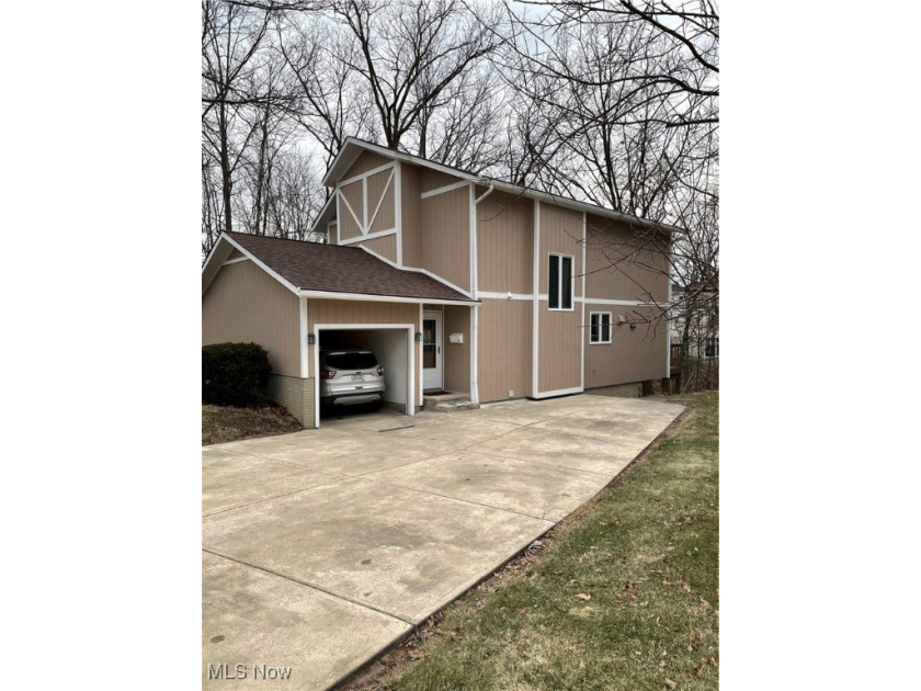 Late 20th-century 3 story contemporary with 3 bedrooms and 2.5 - Beach Home for sale in Bay Village, Ohio on Beachhouse.com