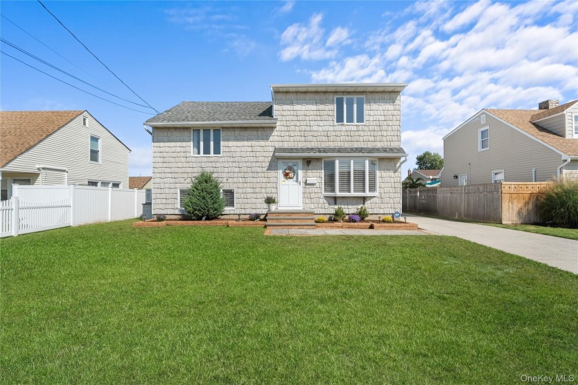 Welcome to this charming and immaculate split-level home on a - Beach Home for sale in Amity Harbor, New York on Beachhouse.com