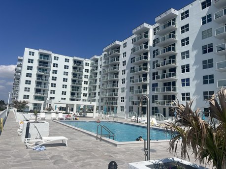 Beautiful 1bedroom and 1bath apartment on amenity floor, no - Beach Condo for sale in Palm Beach, Florida on Beachhouse.com