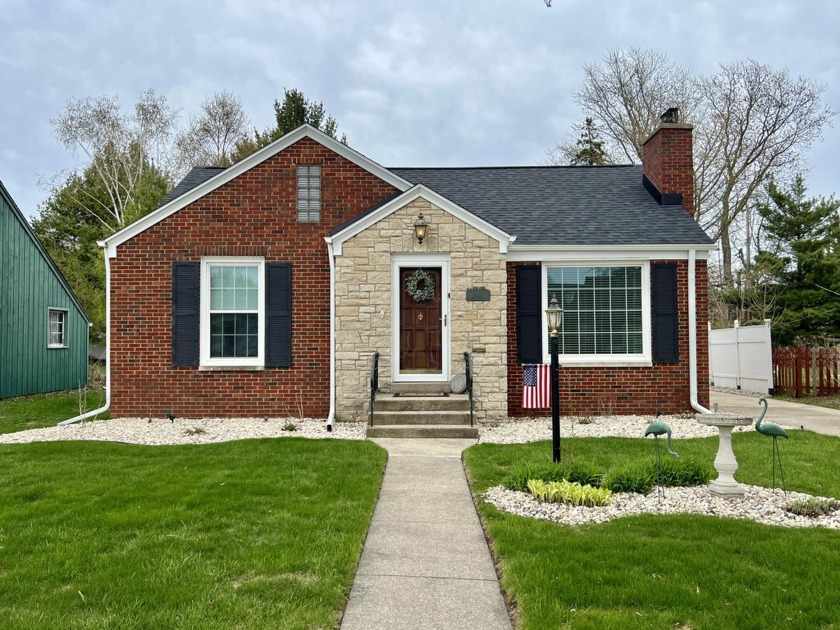 Charming 3BR, 1.5BA mid-century brick & stone ranch just 2 - Beach Home for sale in Racine, Wisconsin on Beachhouse.com