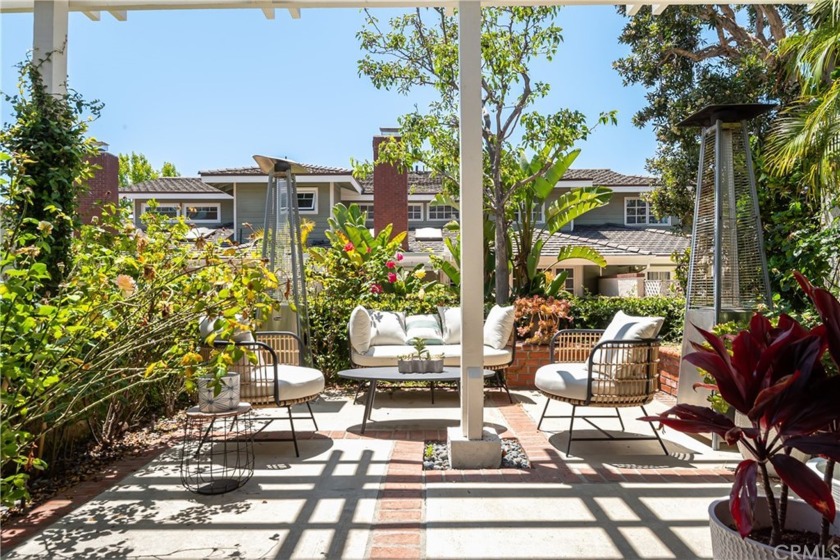 This beautifully updated property is resplendent with energizing - Beach Townhome/Townhouse for sale in Manhattan Beach, California on Beachhouse.com