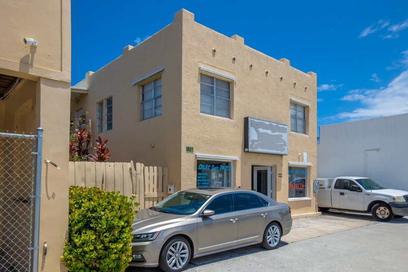 928 S Dixie consists of residential and a retail space/warehouse - Beach Home for sale in Lake Worth Beach, Florida on Beachhouse.com