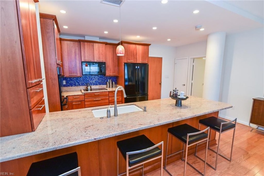 WOW! STUNNING RENOVATED CONDO IN SOUGHT AFTER HARBOR PLACE: - Beach Apartment for sale in Norfolk, Virginia on Beachhouse.com