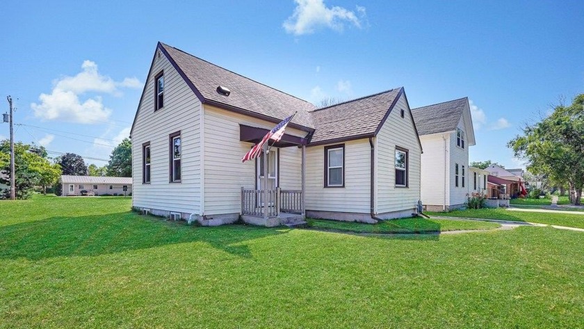 Welcome to a delightful 3bd 1.5ba Cape Cod home nestled in a - Beach Home for sale in Kewaunee, Wisconsin on Beachhouse.com