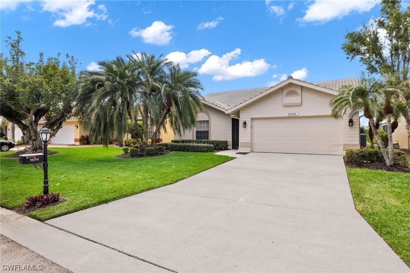 Welcome to your dream home in prestigious Kelly Greens Country - Beach Home for sale in Fort Myers, Florida on Beachhouse.com