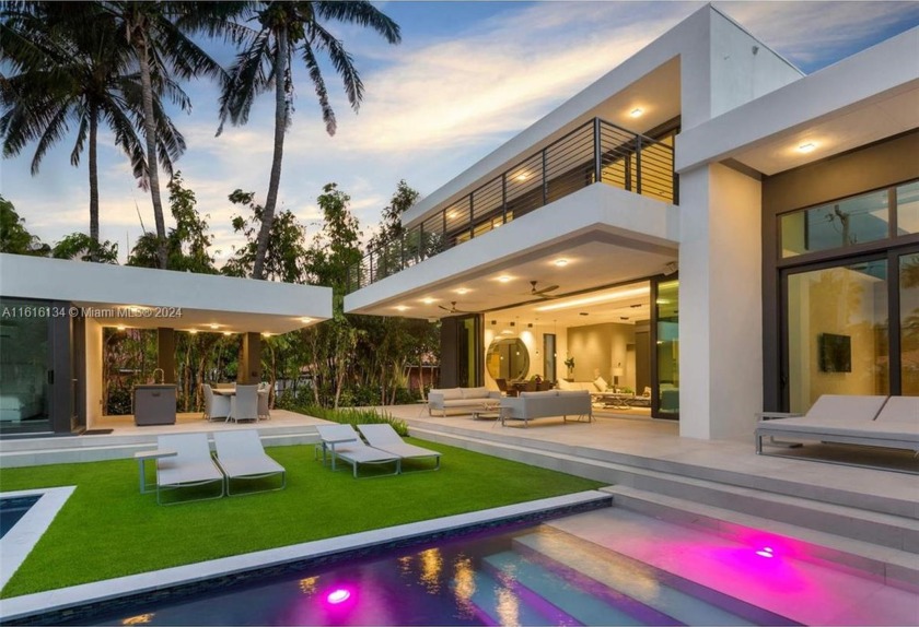 Contemporary Villa with modern finishes throughout and cozy - Beach Home for sale in Miami Beach, Florida on Beachhouse.com
