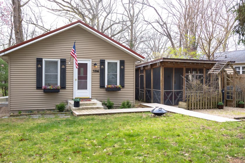Darling move in ready City of New Buffalo cottage. Wide open - Beach Home for sale in New Buffalo, Michigan on Beachhouse.com