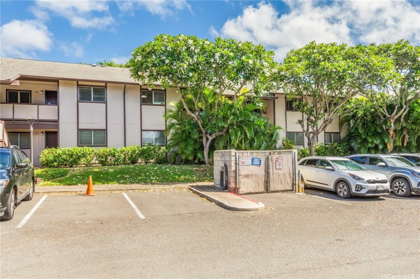 This 2 bedroom, 2 bath upstairs unit offers an open kitchen with - Beach Townhome/Townhouse for sale in Pearl City, Hawaii on Beachhouse.com