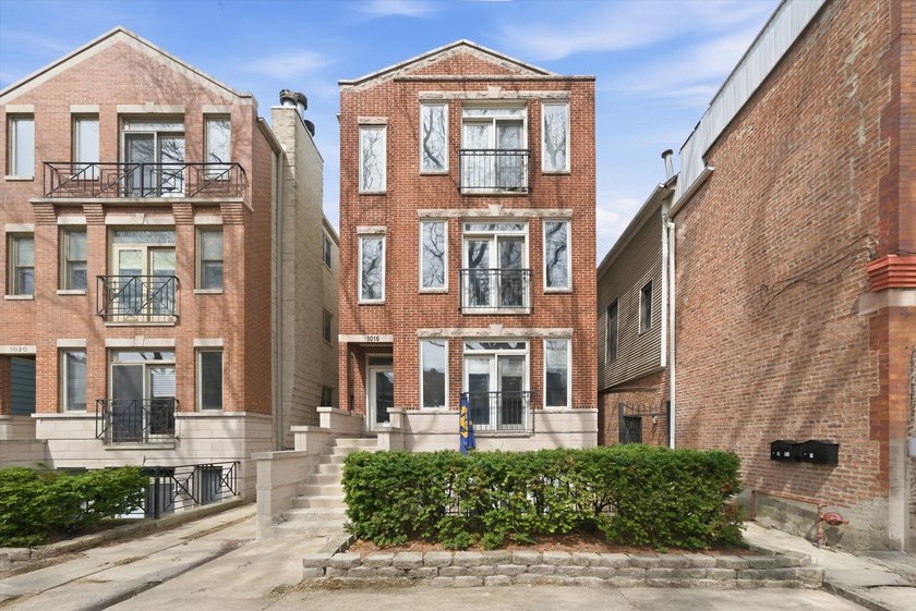 Exceptionally bright and airy 2 bed/2 bath condo in a prime - Beach Condo for sale in Chicago, Illinois on Beachhouse.com