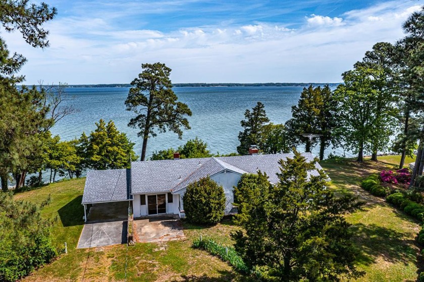 UNBELIEVABLE VIEWS!  This small 3 bedroom cottage on an - Beach Home for sale in Topping, Virginia on Beachhouse.com