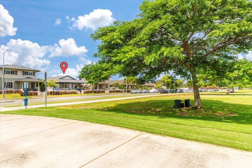 MOVE IN READY - KUKUNA AT MEHANA! This cozy 3 bedroom 2 bath - Beach Home for sale in Kapolei, Hawaii on Beachhouse.com