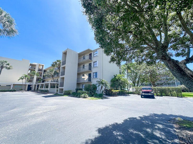 Beautiful opportunity for investors seeking immediate rental - Beach Condo for sale in Lantana, Florida on Beachhouse.com