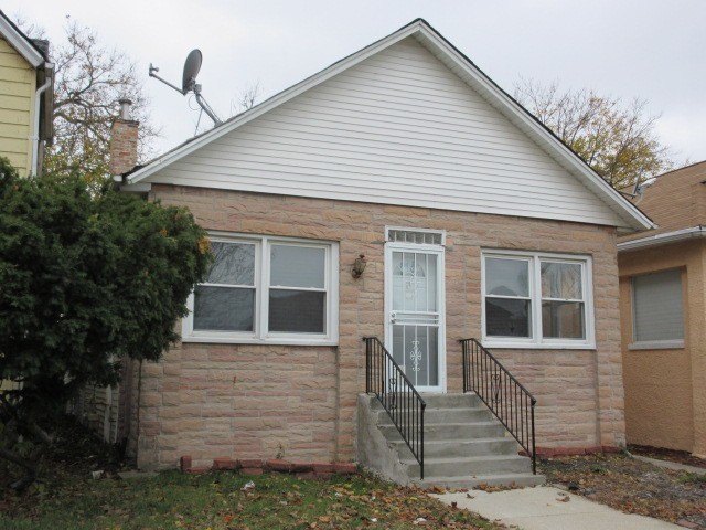 Welcome to this beautifully updated bungalow in the heart of - Beach Home for sale in Chicago, Illinois on Beachhouse.com