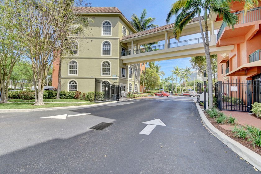 Beautifully maintained and spacious 2-bedroom, 2-bath corner - Beach Condo for sale in West Palm Beach, Florida on Beachhouse.com