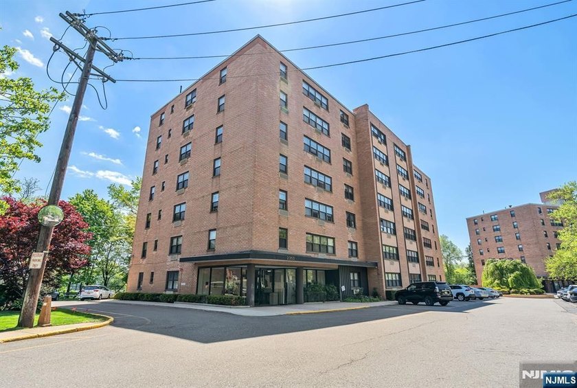 Looking for an updated 2-bed, 2-bath condo in Fort Lee, NJ with - Beach Condo for sale in Fort Lee, New Jersey on Beachhouse.com