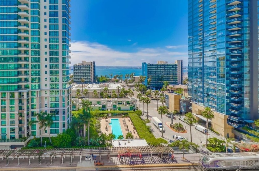 This gorgeous luxury condominium in elegant Sapphire Tower - Beach Home for sale in San Diego, California on Beachhouse.com