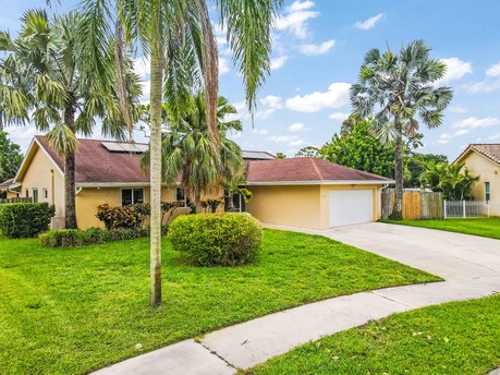 Charming 4 Bedroom, 2/1 Bathrooms home located in the heart of - Beach Home for sale in Delray Beach, Florida on Beachhouse.com