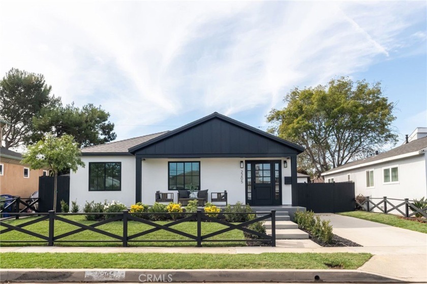 Finally, the one you've been waiting for! Perfectly positioned - Beach Home for sale in Manhattan Beach, California on Beachhouse.com