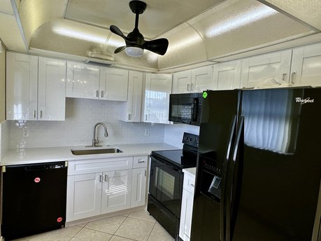 Fully Remodeled 2/2 Condo.Experience the best of like a country - Beach Condo for sale in Delray Beach, Florida on Beachhouse.com