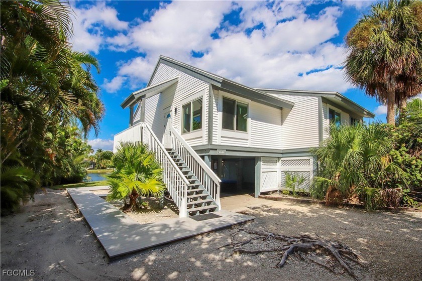 PRICED TO SELL!! The perfect island retreat! Enjoy beautiful - Beach Home for sale in Sanibel, Florida on Beachhouse.com