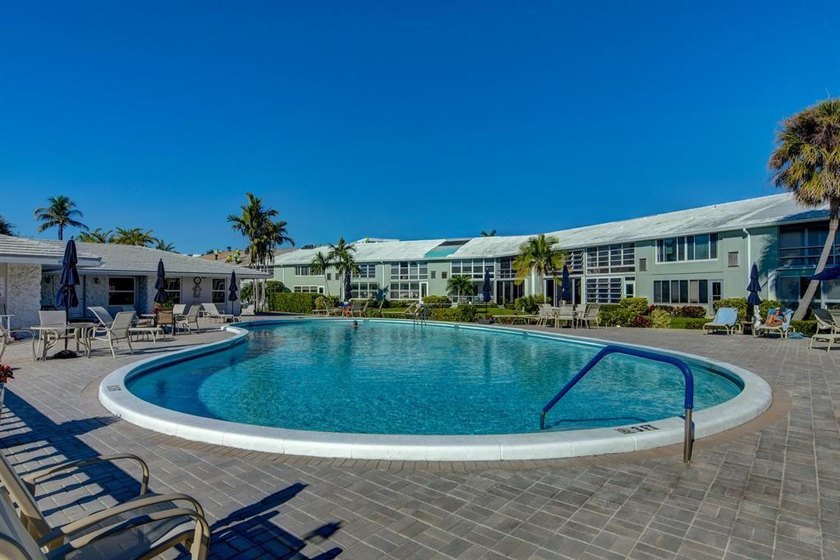 LOVELY 1ST FLOOR UNIT WITH MODERN KITCHEN AND BATHS. 2019 A/C - Beach Condo for sale in Ocean Ridge, Florida on Beachhouse.com