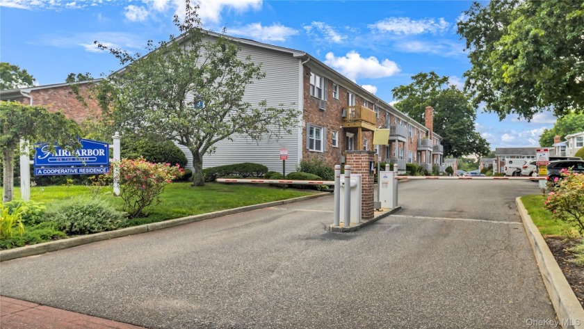 Welcome To This Bright & Spacious 1 Bedroom Unit In The Fair - Beach Home for sale in Patchogue, New York on Beachhouse.com