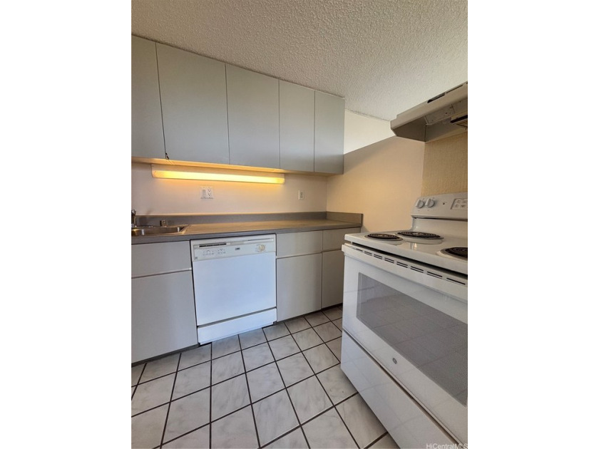 Cool corner unit with Mountains and Ocean views. No air - Beach Condo for sale in Pearl City, Hawaii on Beachhouse.com